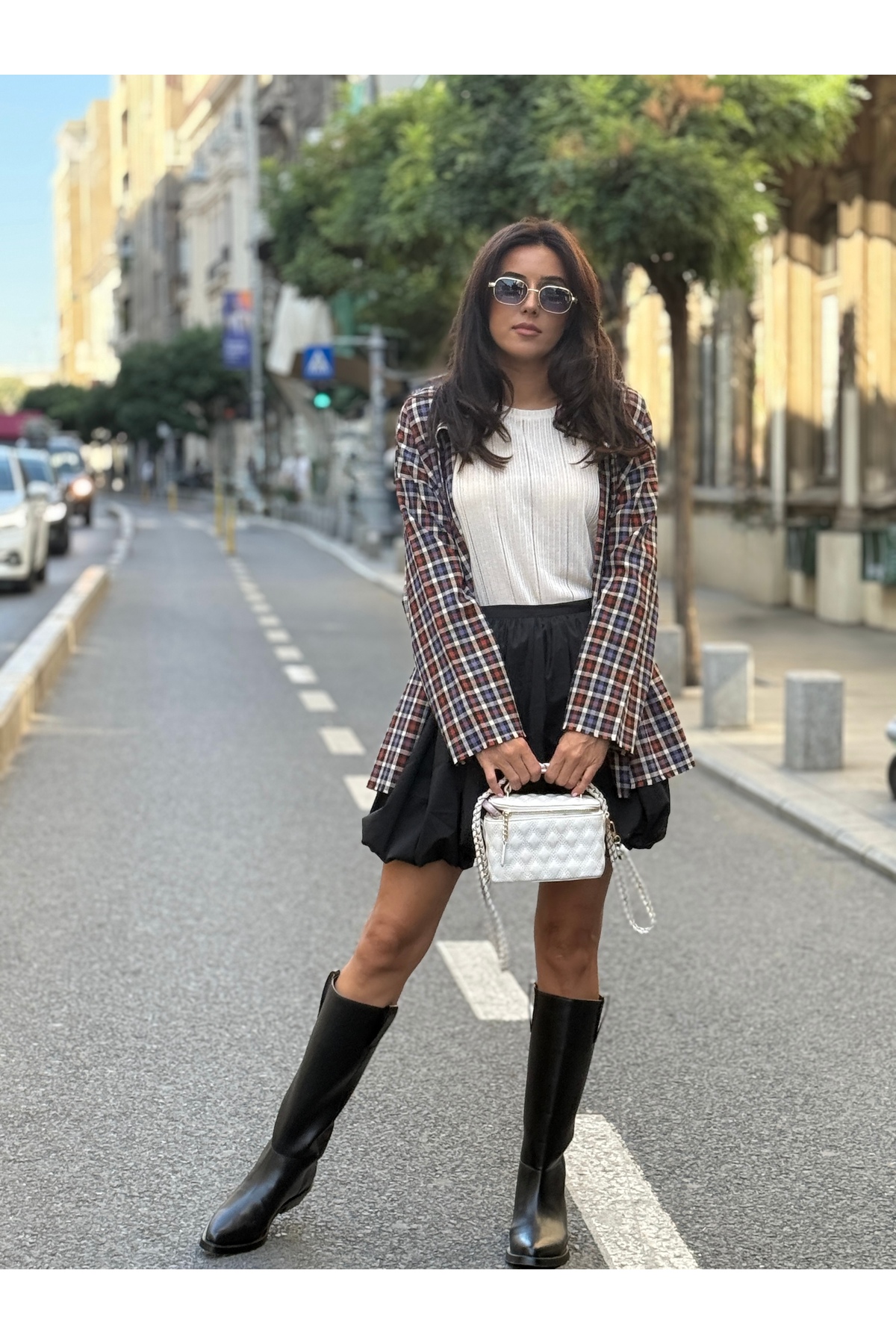 Cămașă lungă oversize în carouri cu croială relaxată și aspect modern