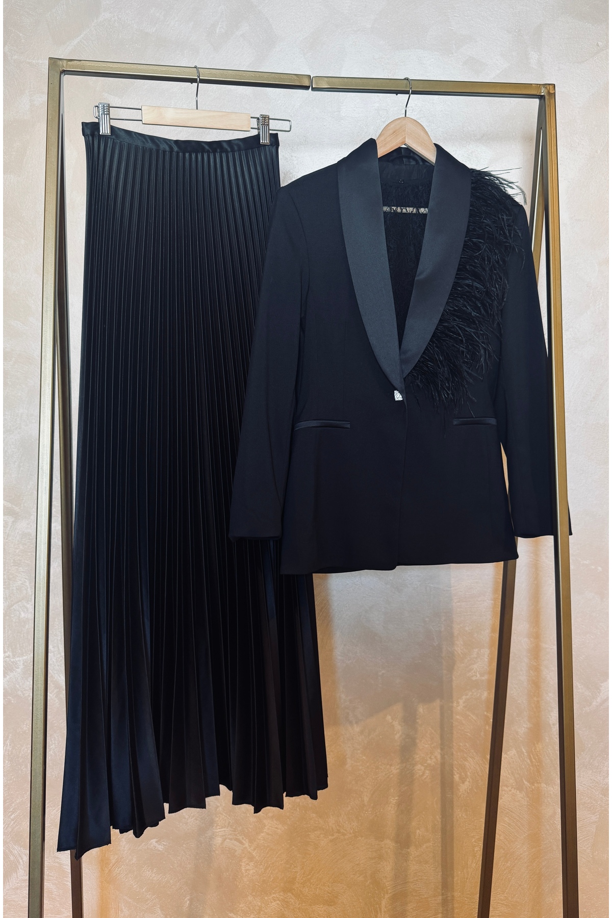 Costum elegant cu fustă din satin și sacou cu aplicații de pene