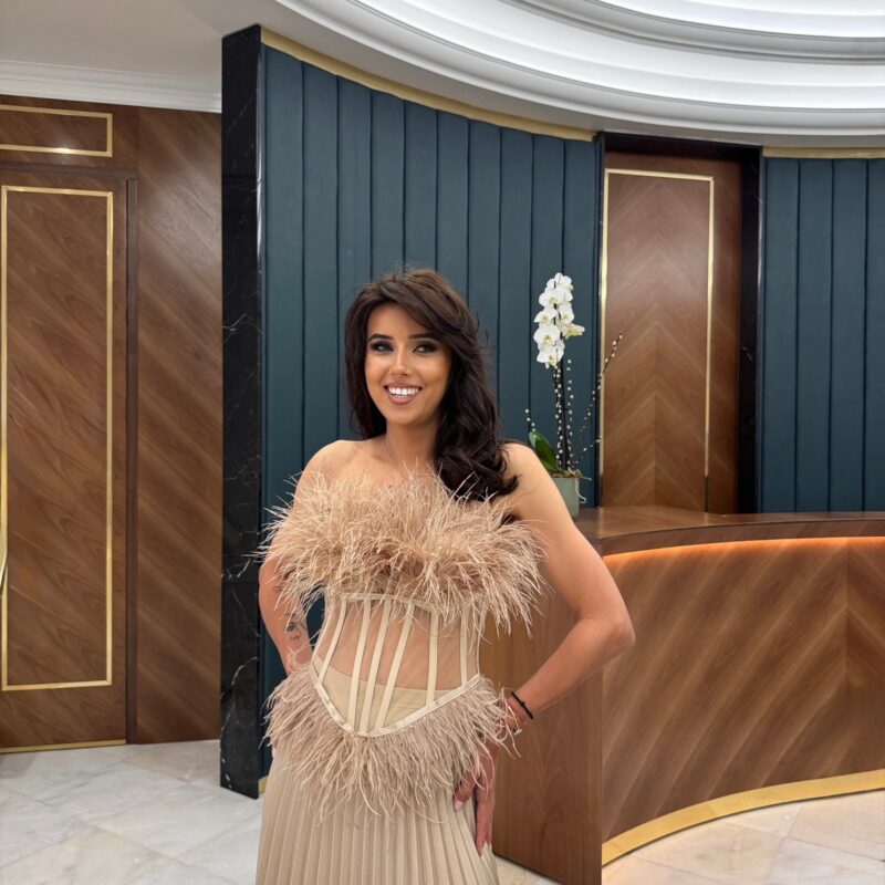 Set Damă Hira - Top tip Corset cu Pene de Struț și Fustă Plisată
