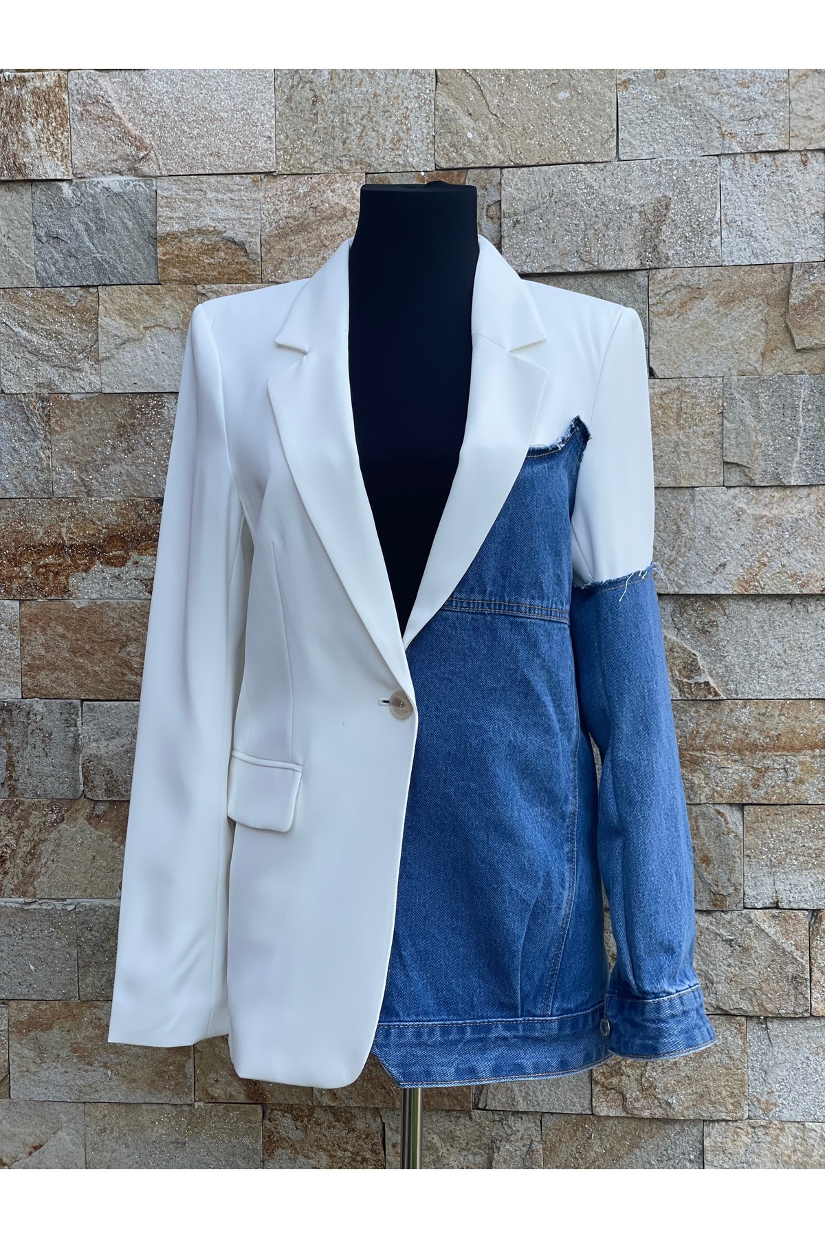 Sacou Damă Woman in White Handmade, Design Hibrid Deconstruit din Blazer Alb și Jachetă Denim